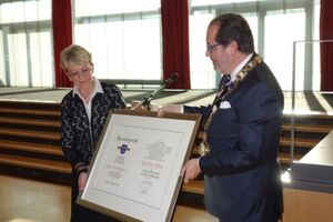 Gerda Böttger erhält von Bürgermeister Traub die Ehrenbürgerurkunde