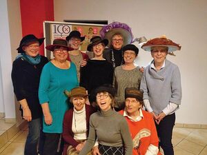 Die aktiven Frauen der AsF Ostalb würdigten die Lesung mit Hüten aus historischen Zeiten.