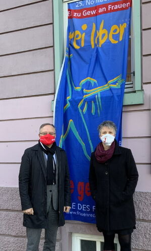 Sonja Elser (rechts) und Andreas Stoch (links) setzen ein Zeichen gegen Gewalt an Frauen.