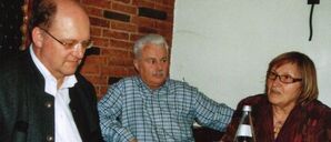 Konrad von Streit, Reinhold Knies und Marga Elser diskutieren über Seniorenpolitik